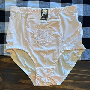 Wakoii Peach Embroidered travel safe underwear new with tags large tummy control